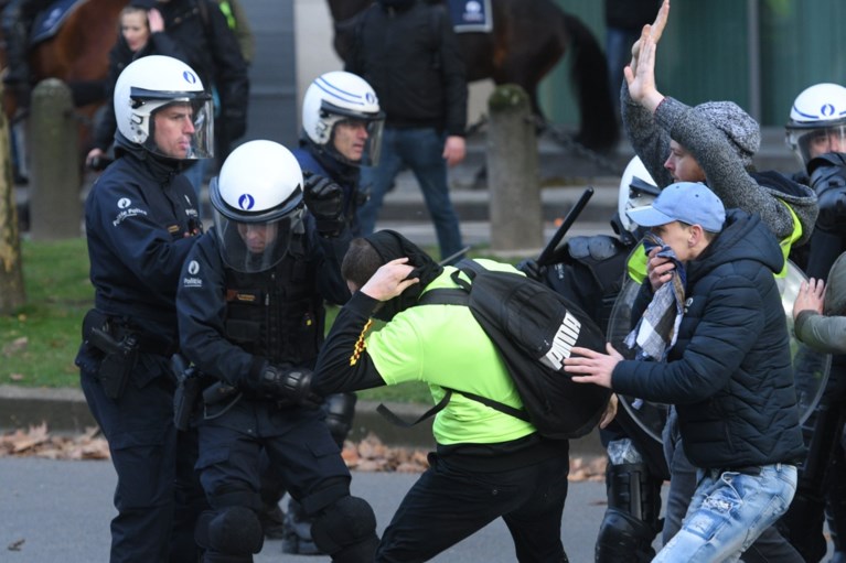 Politie pakt 450 'gele hesjes' op na protest in Brussel