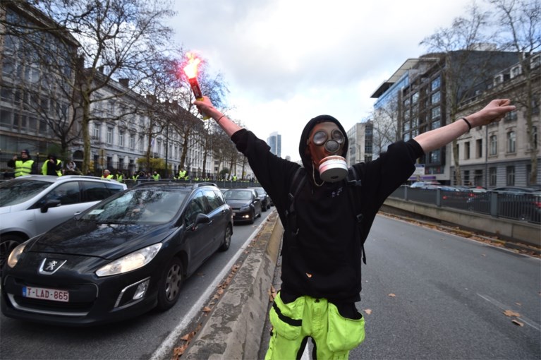 Politie pakt 450 'gele hesjes' op na protest in Brussel