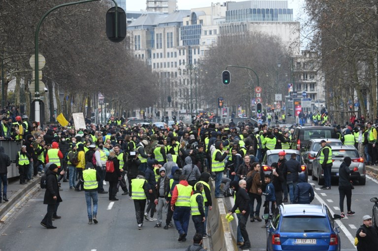 Politie pakt 450 'gele hesjes' op na protest in Brussel