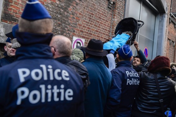 Asielzoekende mannen blijven in de kou staan aan Klein Kasteeltje