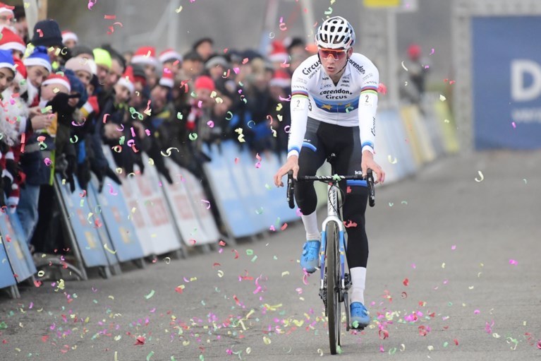 Mathieu van der Poel steekt er na zijn stage ook in Scheldecross met kop en schouders bovenuit: Wout van Aert tweede op een minuut...