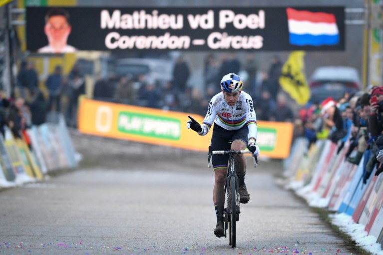 “Nonchalante” Mathieu van der Poel geeft deze keer broer de schuld van saaie cross, Wout van Aert geeft het nog niet op