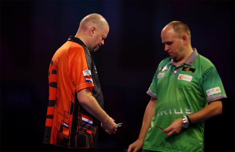 Opschudding op WK darts: moedeloze Raymond van Barneveld en kleurrijke Peter Wright sneuvelen meteen