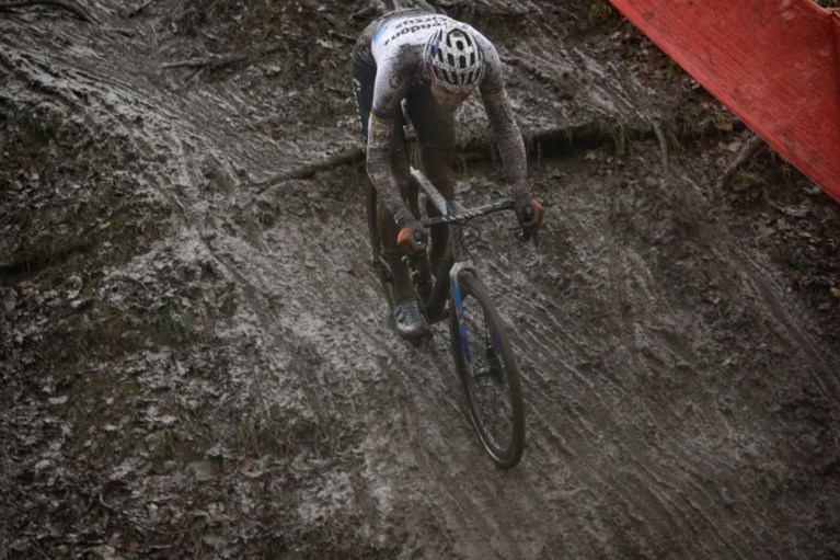 Ook in Namen geen maat op Mathieu van der Poel, Van Aert toch tweede ondanks gemiste start