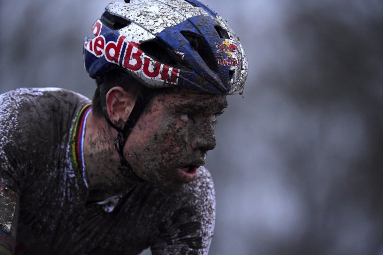 Ook in Namen geen maat op Mathieu van der Poel, Van Aert toch tweede ondanks gemiste start