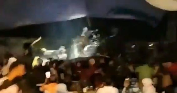 Amateurbeelden tonen hoe tsunami feesttent wegveegt