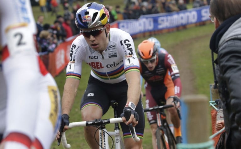 Wout van Aert vloert Toon Aerts na beklijvend duel in Pontchâteau