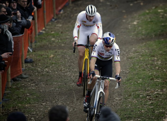 Wout van Aert vloert Toon Aerts na beklijvend duel in Pontchâteau
