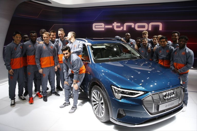 Het loopt nog niet gesmeerd maar toch niets dan lachende gezichten bij Anderlecht op autosalon