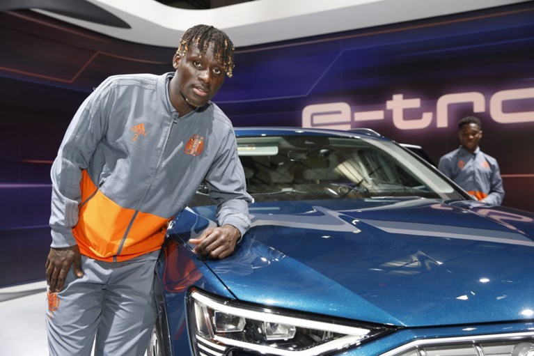 Het loopt nog niet gesmeerd maar toch niets dan lachende gezichten bij Anderlecht op autosalon