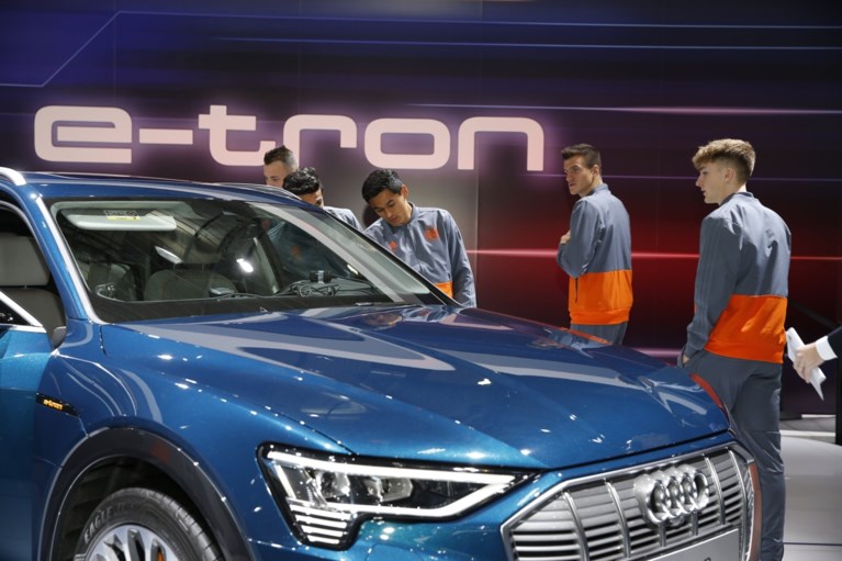 Het loopt nog niet gesmeerd maar toch niets dan lachende gezichten bij Anderlecht op autosalon