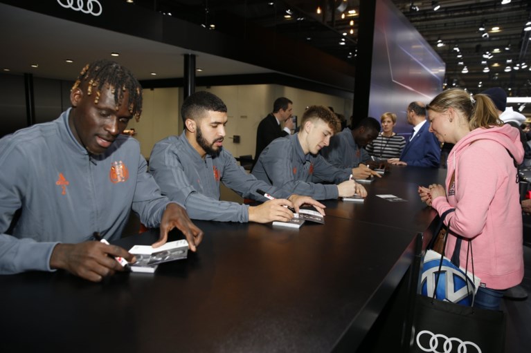 Het loopt nog niet gesmeerd maar toch niets dan lachende gezichten bij Anderlecht op autosalon