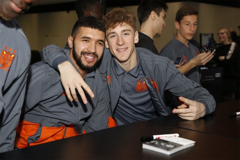 Het loopt nog niet gesmeerd maar toch niets dan lachende gezichten bij Anderlecht op autosalon