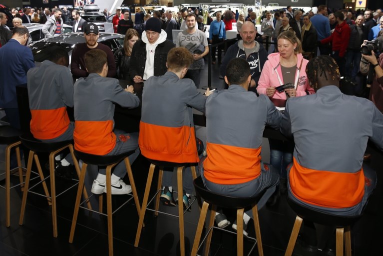 Het loopt nog niet gesmeerd maar toch niets dan lachende gezichten bij Anderlecht op autosalon