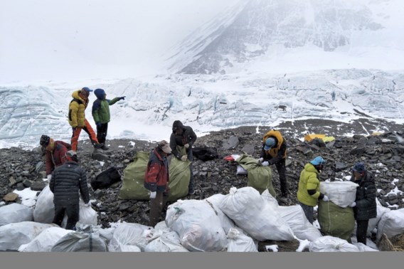 China kort klimseizoen Mount Everest in om lijken op te ruimen