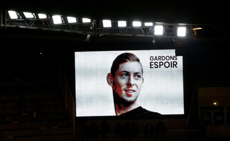 Nantes eert vermiste Sala in eerste thuiswedstrijd met indrukwekkende tifo’s, emotioneel applaus in minuut 9