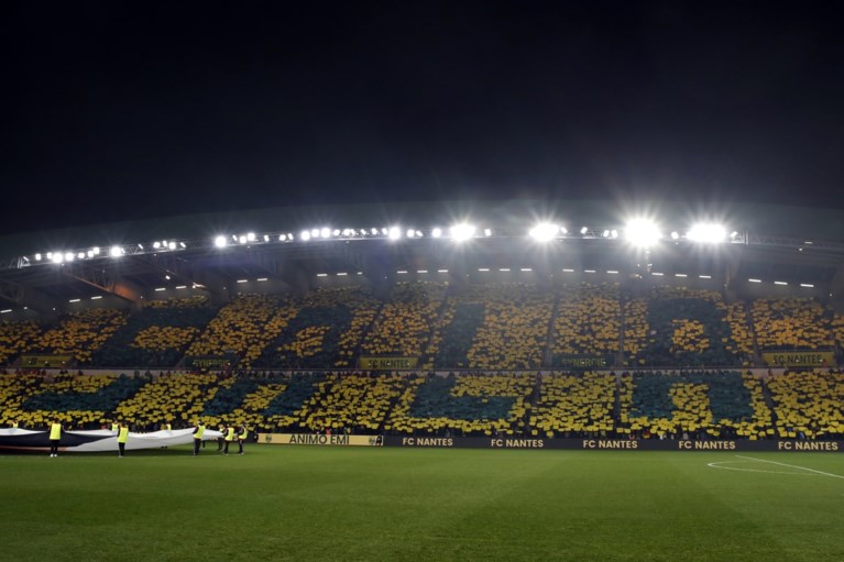 Nantes eert vermiste Sala in eerste thuiswedstrijd met indrukwekkende tifo’s, emotioneel applaus in minuut 9