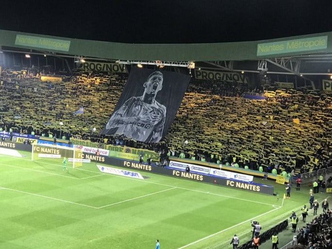 Nantes eert vermiste Sala in eerste thuiswedstrijd met indrukwekkende tifo’s, emotioneel applaus in minuut 9