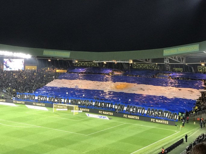 Nantes eert vermiste Sala in eerste thuiswedstrijd met indrukwekkende tifo’s, emotioneel applaus in minuut 9