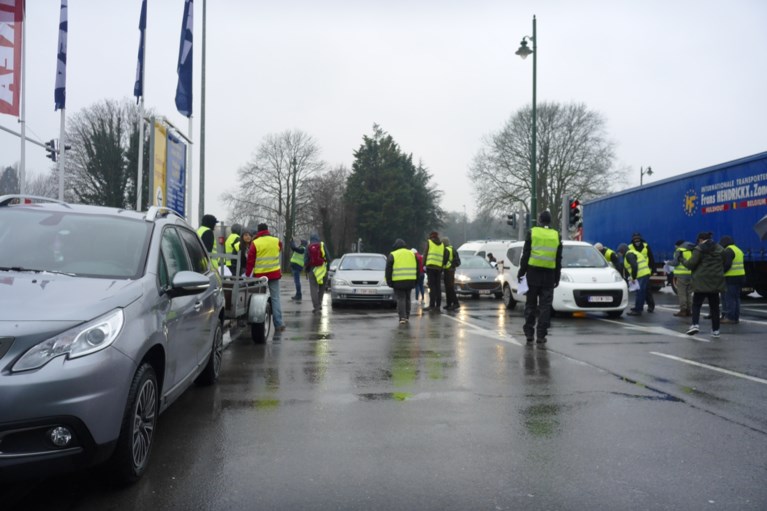 Vijftigtal gele hesjes houdt filterblokkade aan Ikea Anderlecht