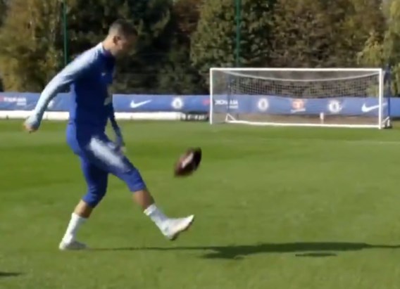 Eden Hazard kan het ook met een football