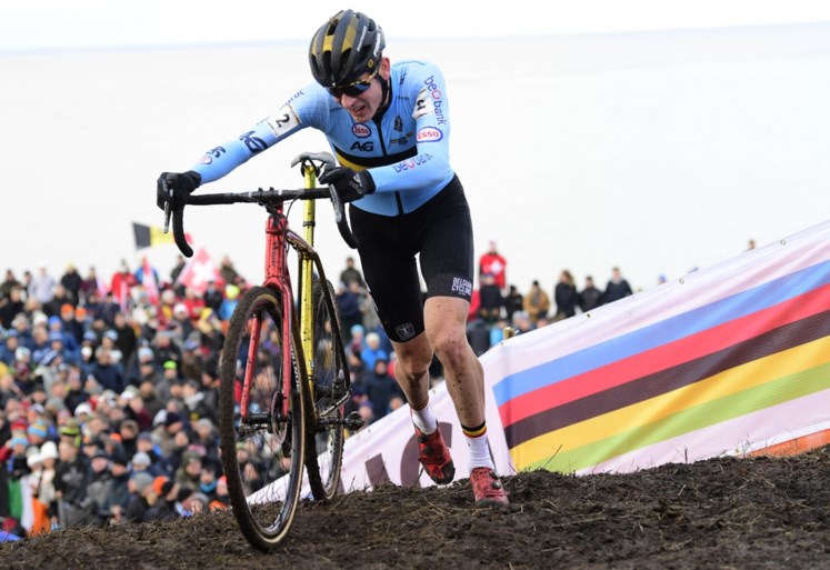 REACTIES. Mathieu van der Poel slaakt zucht van opluchting, maar ook Wout van Aert voelt “last van schouders vallen”