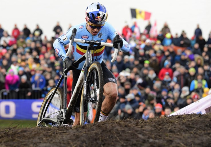 Mathieu van der Poel maakt favorietenrol waar op WK Veldrijden