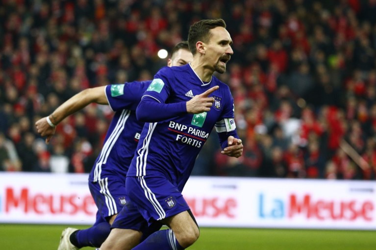 Mpoku trapt Standard naar zege in zinderend duel tegen Anderlecht