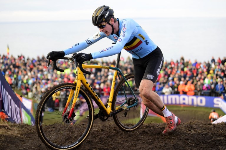 Mathieu van der Poel maakt favorietenrol waar op WK Veldrijden