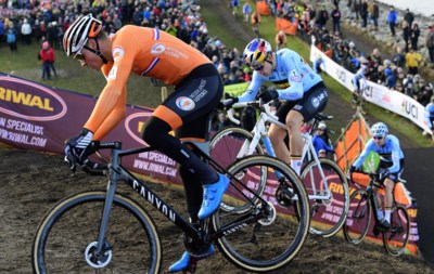 Mathieu Van Der Poel En Wout Van Aert Kruisen In Maldegem Vo De Standaard Mobile