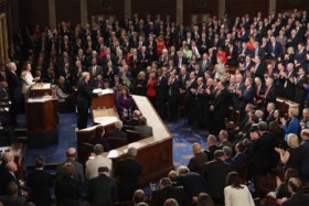 Trump roept in State of the Union op tot eenheid, ‘maar ik ga de grensmuur bouwen’