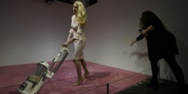 Ivanka Trump bekritiseert ‘seksistisch kunstwerk’ van stofzuigende lookalike