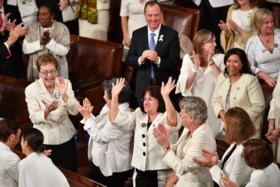 Trump roept in State of the Union op tot eenheid, ‘maar ik ga de grensmuur bouwen’