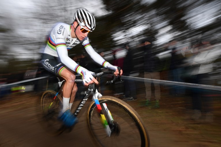 Mathieu van der Poel pakt eindzege DVV Verzekeringen Trofee en wint Krawatencross in Lille ondanks valpartij