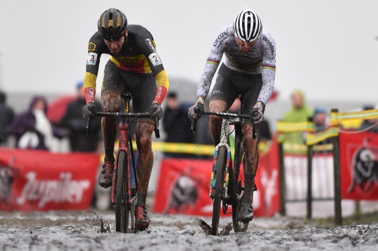 Mathieu van der Poel pakt in Hoogstraten dertigste zege van het seizoen na slijtageslag, broer David en Gianni Vermeersch afgevoerd na zware val