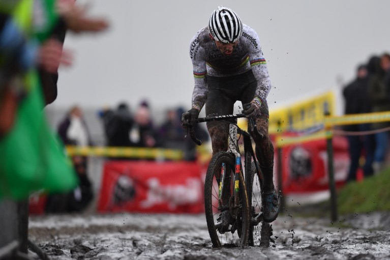 Mathieu van der Poel pakt in Hoogstraten dertigste zege van het seizoen na slijtageslag, broer David en Gianni Vermeersch afgevoerd na zware val