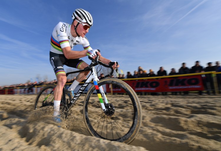 Mathieu van der Poel schrijft geschiedenis met zege in Middelkerke en is voor vierde keer in vijf jaar eindwinnaar Superprestige
