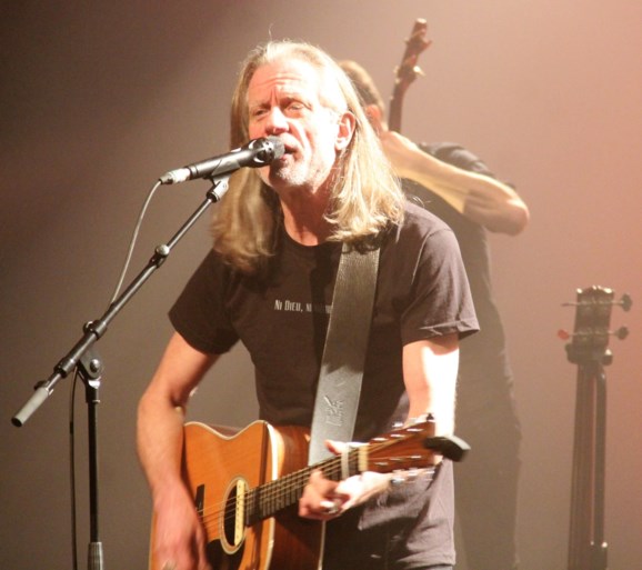 Emotionele Guy Swinnen eert Willy Willy op eerste optreden van The Scabs na dood leadgitarist