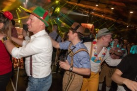 Lederhosen overal: Moose Bar verovert Sportpaleis