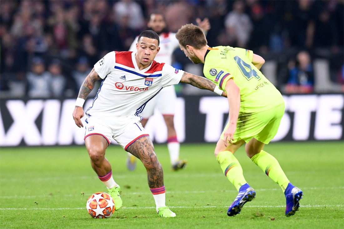 Lyon-speler Memphis Depay krijgt tijdens Champions League-we... - De