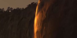 Toeristen vergapen zich aan zeldzame 'vuurwaterval'