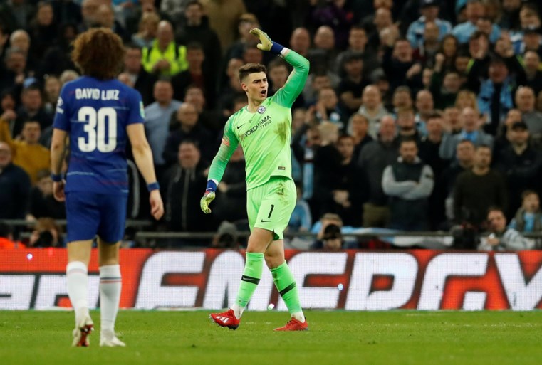 Kevin De Bruyne en Vincent Kompany winnen de League Cup met Manchester City, maar doelman Chelsea eist de hoofdrol op met geweigerde wissel