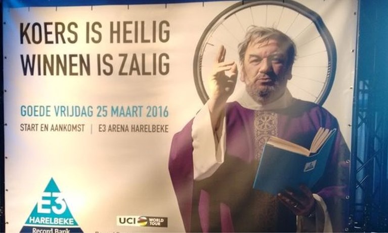E3 BinckBank Classic geeft toe aan druk van UCI: nieuw ontwerp gezocht voor banner, gebodypainte vrouwen lijken te verdwijnen