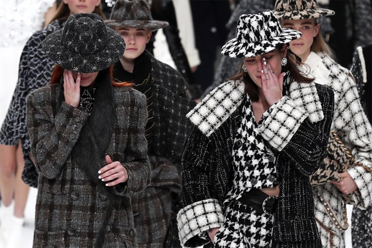 Huilende modellen nemen samen met Chanel afscheid van Lagerfeld