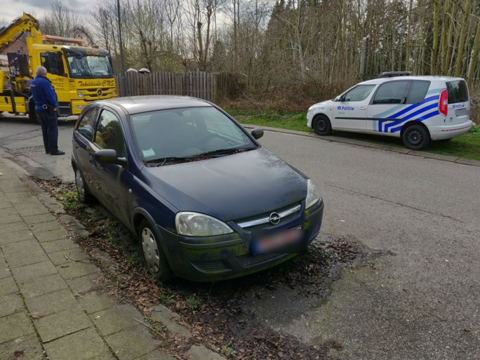 Politie laat auto wegslepen die al zes jaar geparkeerd staat in Mortsel