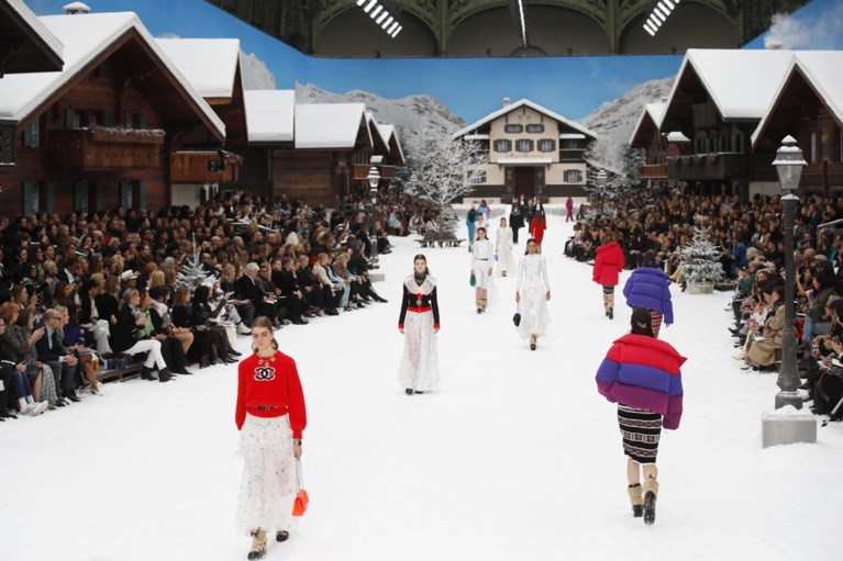 Huilende modellen nemen samen met Chanel afscheid van Lagerfeld