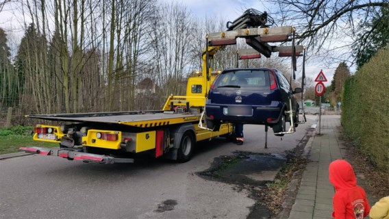 Politie laat auto wegslepen die al zes jaar geparkeerd staat in Mortsel