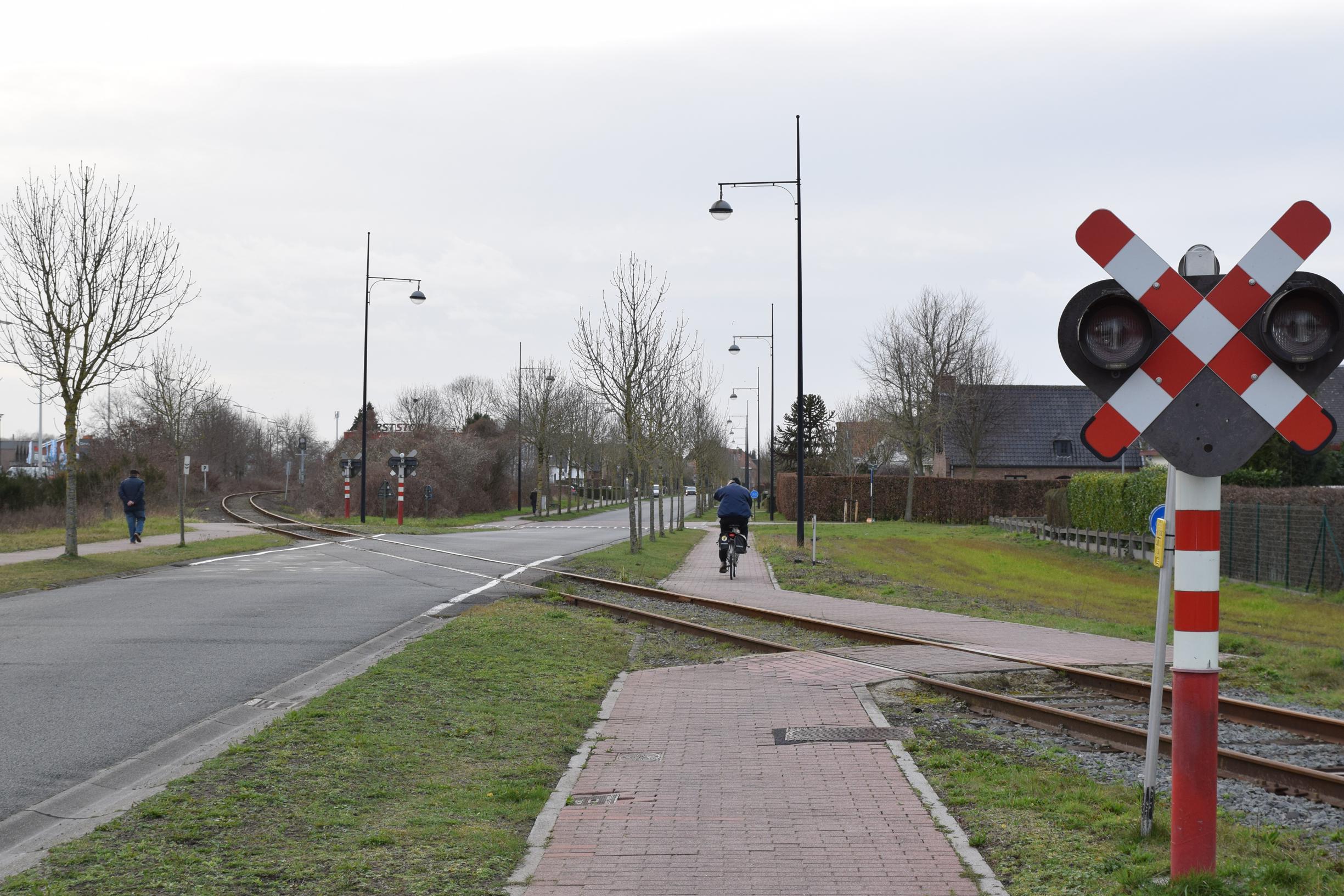 Wielertoerist in levensgevaar na val aan spoorwegovergang