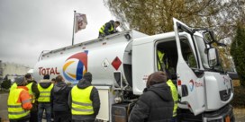 Tiental gele hesjes blokkeert depot van Proxifuel in Wierde