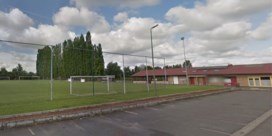 Vijf rode kaarten, een kopstoot en een speler gebeten: voetbalmatch ontaardt in veldslag